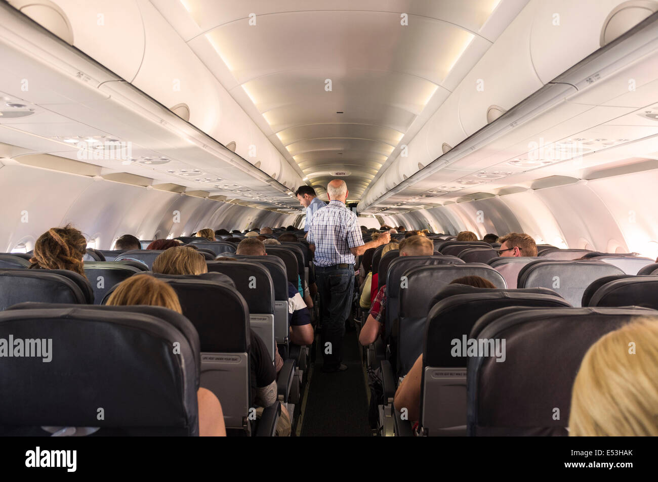 Vue de l'intérieur de la cabine d'un Airbus 320 Aer Lingus en vol avec passagers. Banque D'Images