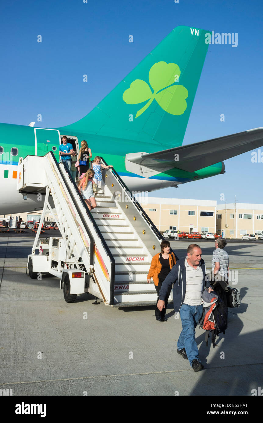 Étapes arrière et la queue d'un Aer Lingus Airbus 320 sur l'aire de débarquement des passagers à l'aéroport de Ténérife Sud. Canaries, S Banque D'Images
