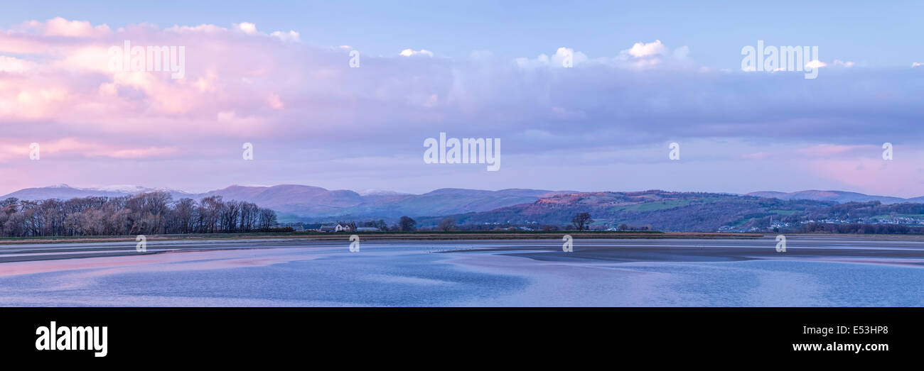 Vue sur l'estuaire de Kent à l'égard du Lakeland Fells de Sandside, Lancashire. Banque D'Images