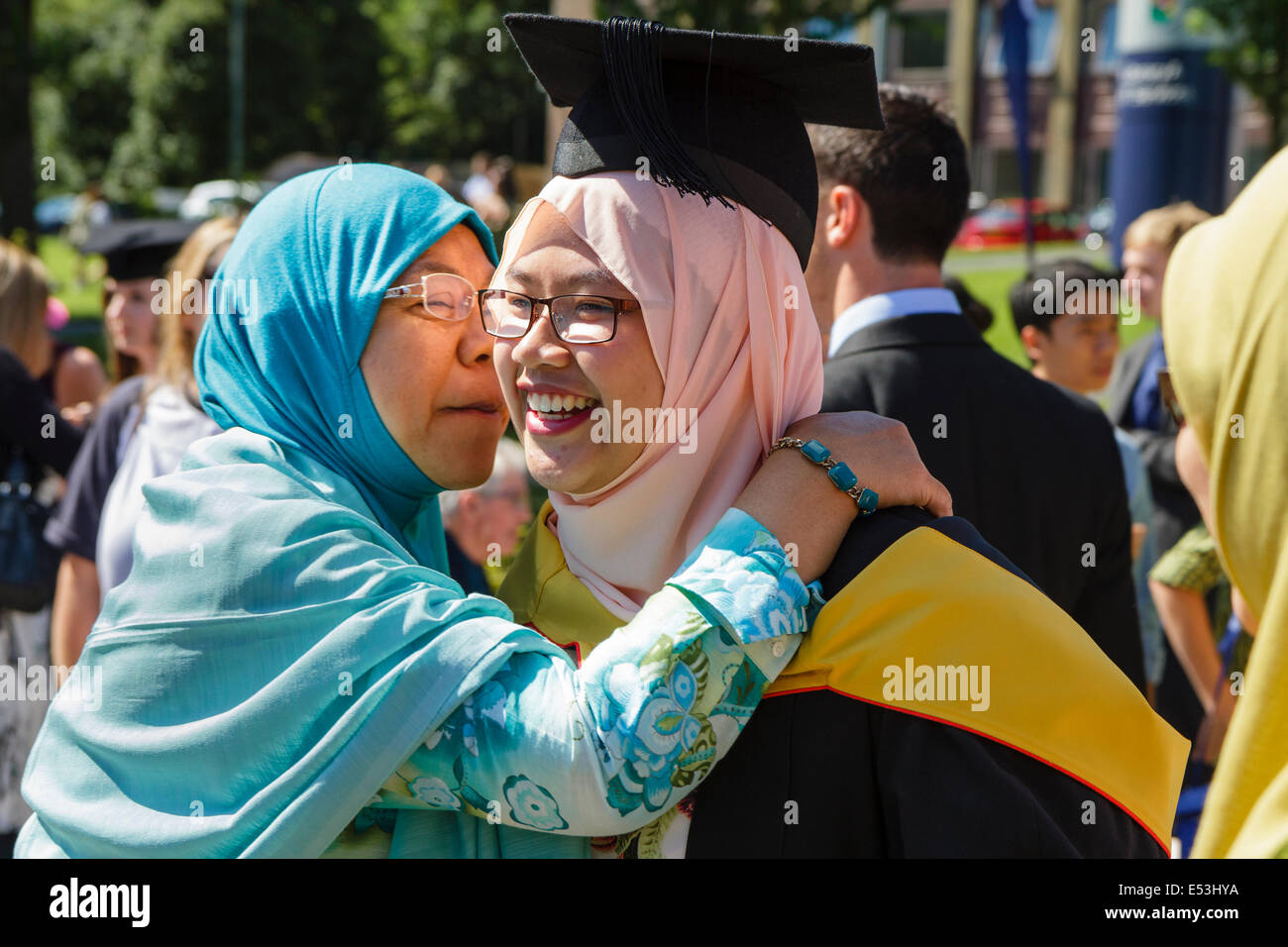 Étudiant international féminin est félicité à un grade universitaire, Keele University, UK Banque D'Images