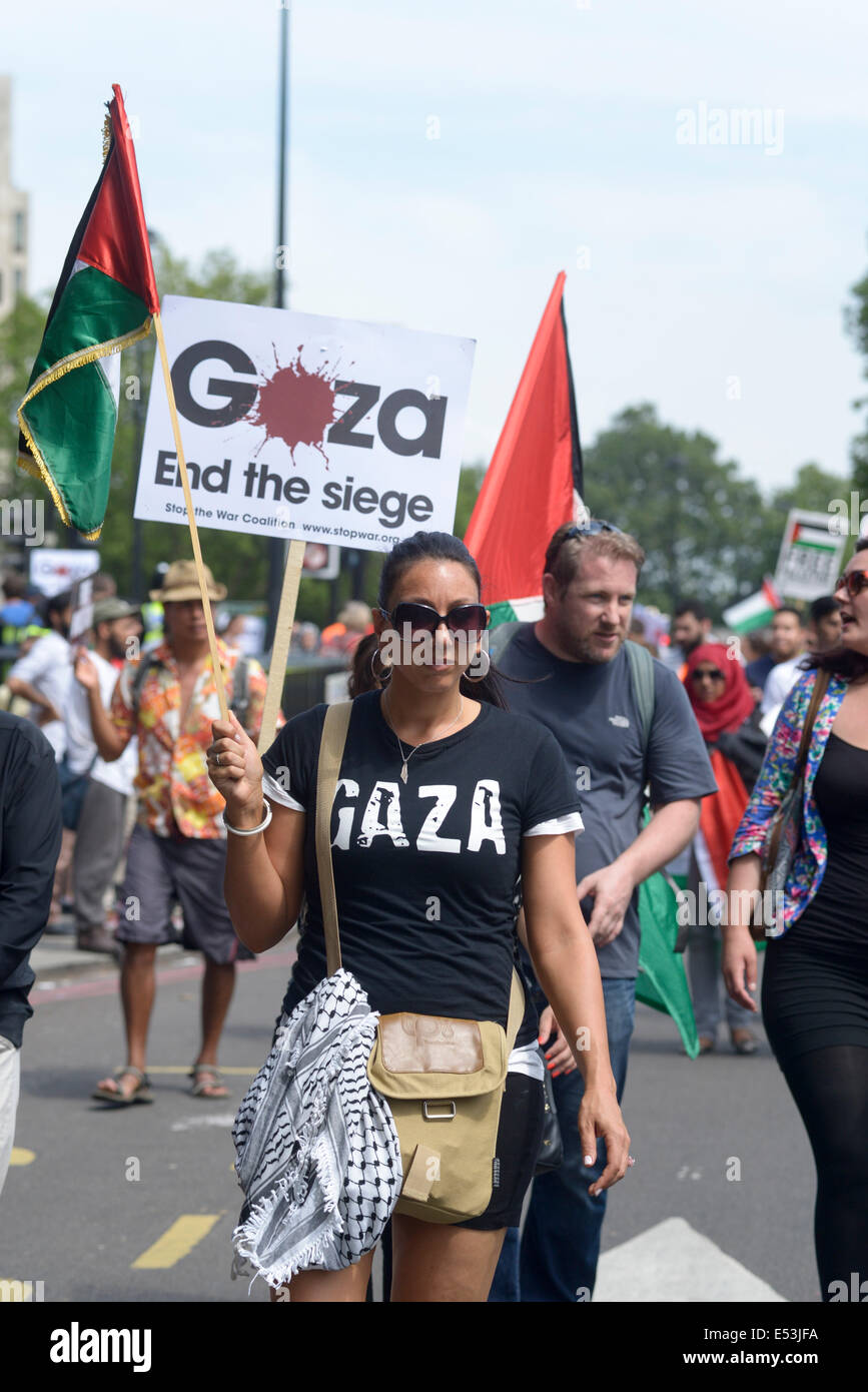 Gaza manifestation nationale le 19/07/2014 à Londres. La manifestation assemblés à Downing Street à la mi-journée avant de marcher vers l'ambassade d'Israël pour protester contre le bombardement de Gazza.Le laissez-passer de mars Hyde Park Corner. Photo par Julie Edwards Banque D'Images