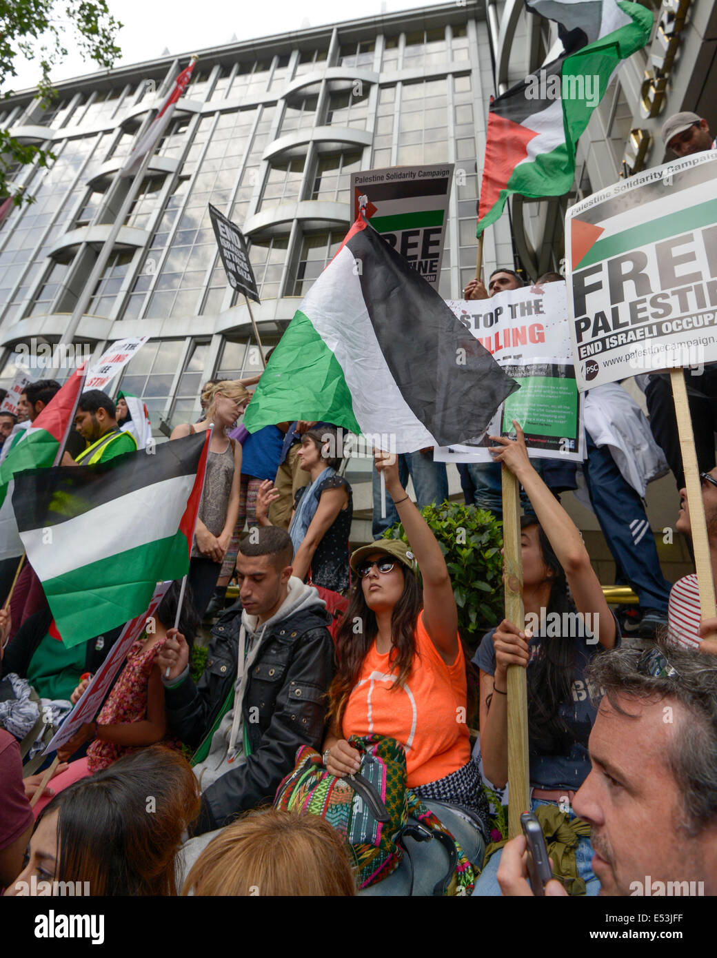 Gaza manifestation nationale le 19/07/2014 à Londres. La manifestation assemblés à Downing Street à la mi-journée avant de marcher vers l'ambassade d'Israël pour protester contre le bombardement de Gazza. La marche s'est terminée avec un rassemblement à l'ambassade d'Israël. Photo par Julie Edwards Banque D'Images