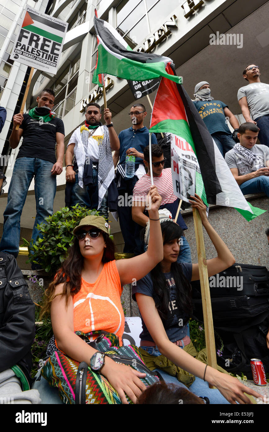 Gaza manifestation nationale le 19/07/2014 à Londres. La manifestation assemblés à Downing Street à la mi-journée avant de marcher vers l'ambassade d'Israël pour protester contre le bombardement de Gazza. La marche s'est terminée avec un rassemblement à l'ambassade d'Israël. Photo par Julie Edwards Banque D'Images