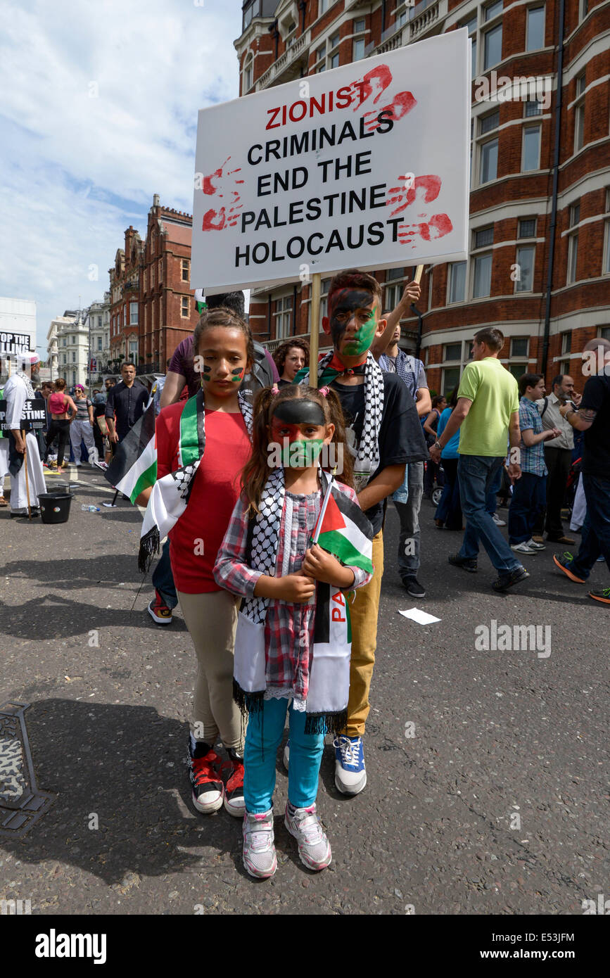 Gaza manifestation nationale le 19/07/2014 à Londres. La manifestation assemblés à Downing Street à la mi-journée avant de marcher vers l'ambassade d'Israël pour protester contre le bombardement de Gazza. La marche s'est terminée avec un rassemblement à l'ambassade d'Israël. Photo par Julie Edwards Banque D'Images