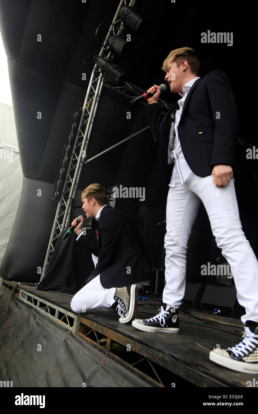 Stoke Park, Guildford, Royaume-Uni. 19 juillet, 2014. Zoufris maracas effectuer au 2ème étape à Guilfest le 19 juillet 2014 Crédit : swiftcreative/Alamy Live News Banque D'Images