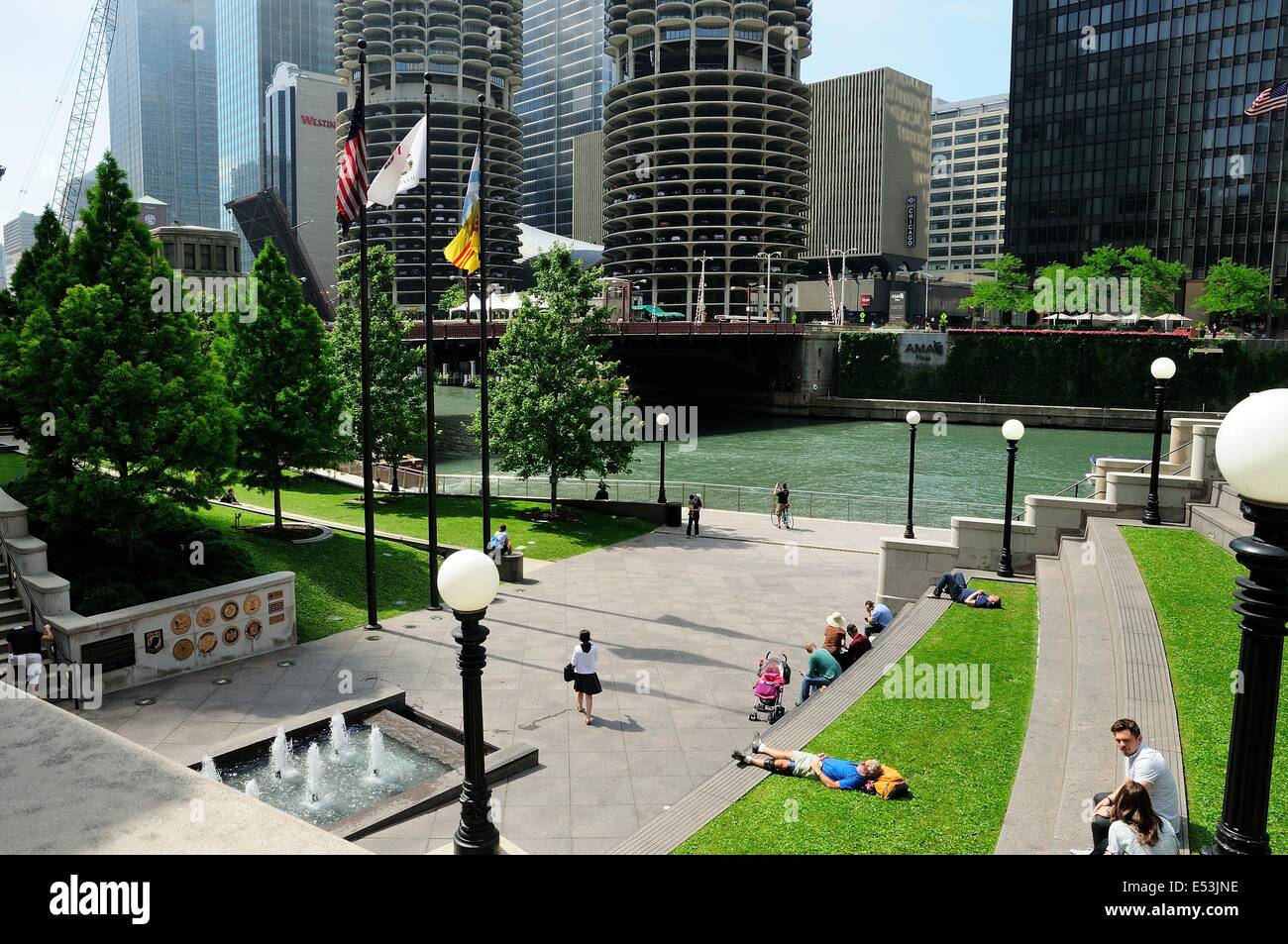 La Chicago River Walk park et Memorial Vetrens le long de la rivière Chicago. Banque D'Images