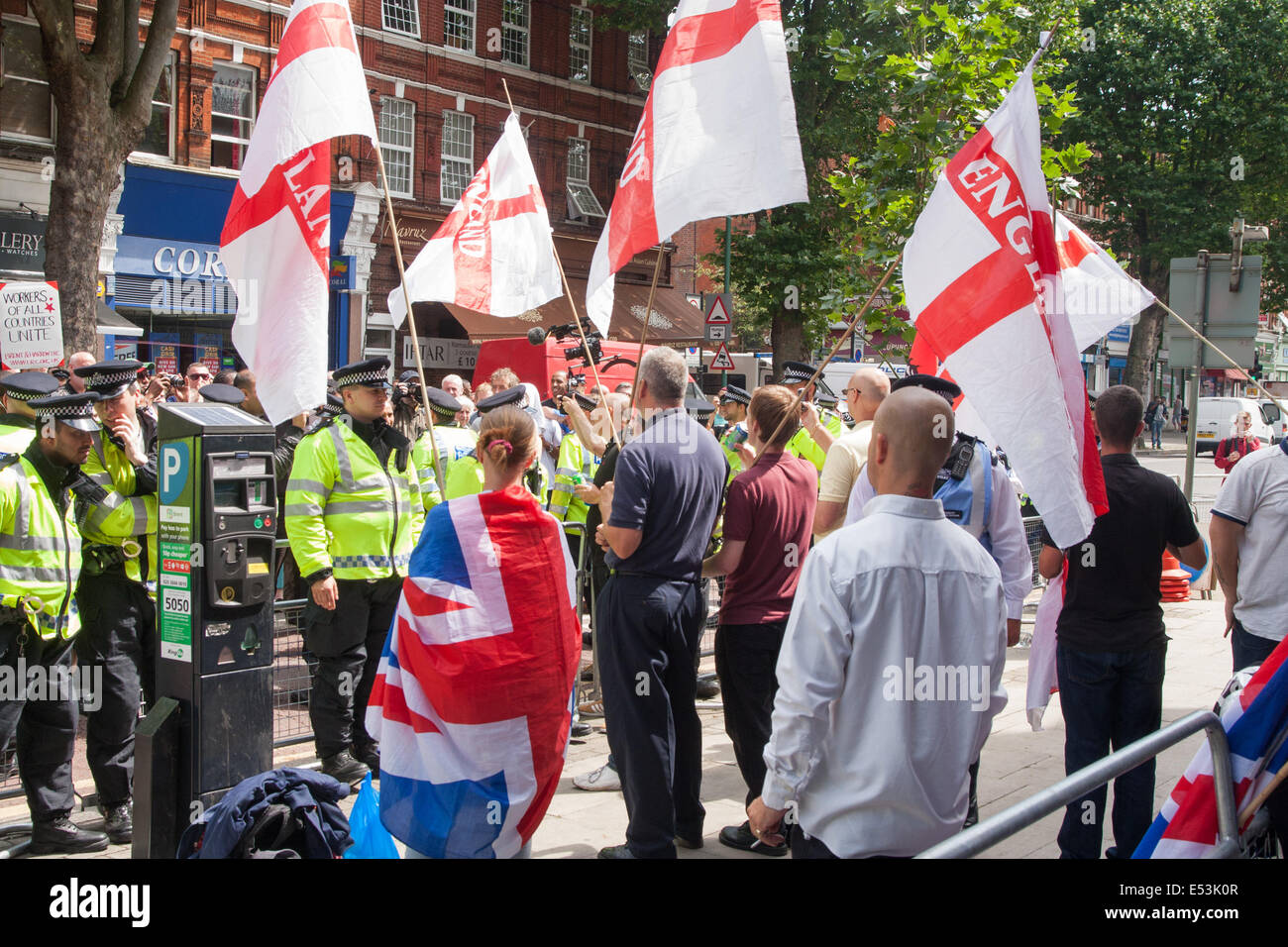 Croydon, Londres, 19 juillet 2014. Une poignée de manifestants de l'anti-islamiste "sud" de l'Alliance de l'Est manifestation devant le bureau de Londres de la confrérie musulmane, comme d'importants effectifs de police de les garder et de contre-manifestants anti-fascistes distincts. Crédit : Paul Davey/Alamy Live News Banque D'Images