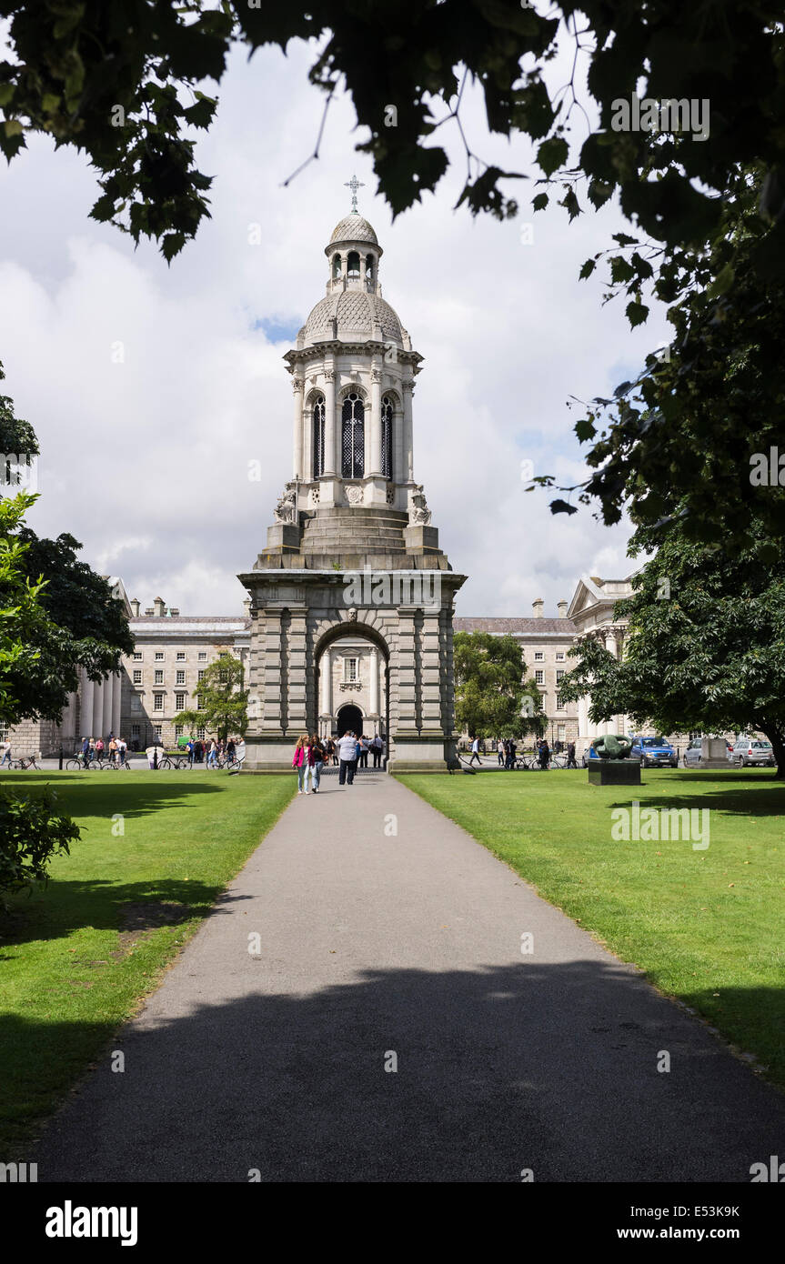 La tour campanile au Trinity College de Dublin, Irlande. Conçu par sir Charles Lanyon, construit en granit. Banque D'Images