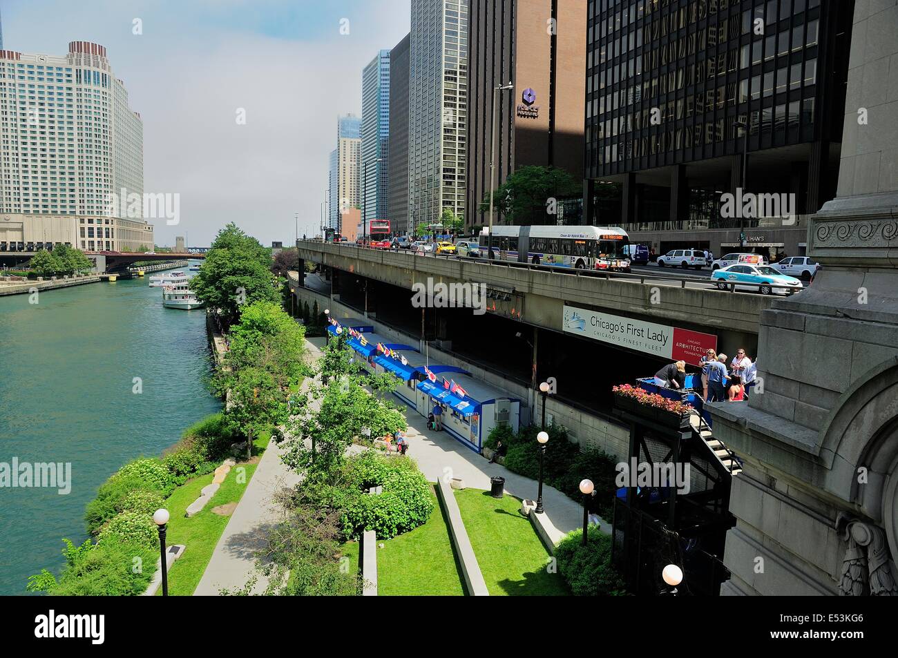 À l'Est le long de la Chicago River à pied parc à côté de la rivière Chicago. Banque D'Images