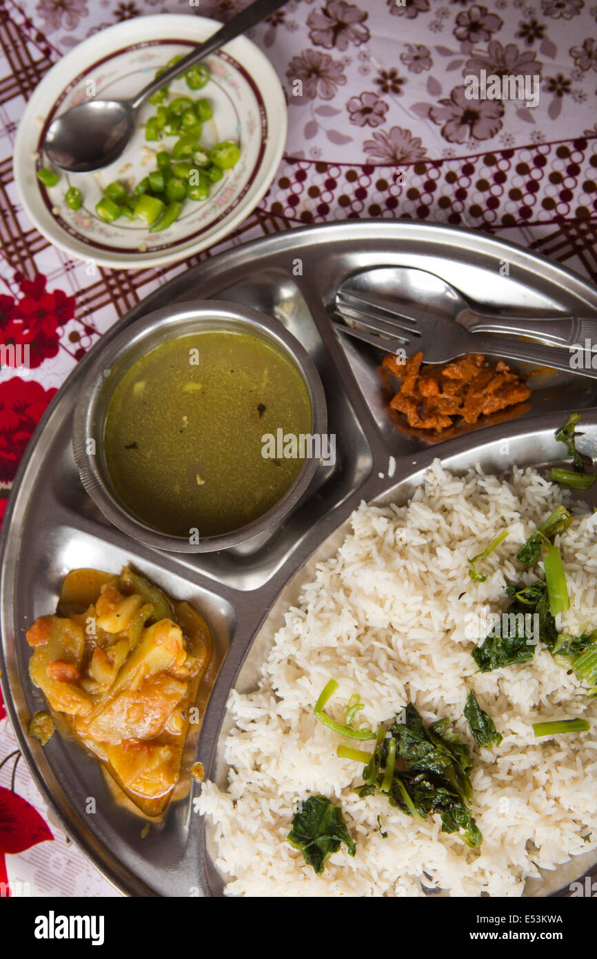 Le Népal, Tikedungha, népalais typique, de l'alimentation, de repas de dal bhat sur plaque de thali, le riz et les lentilles avec des légumes Banque D'Images