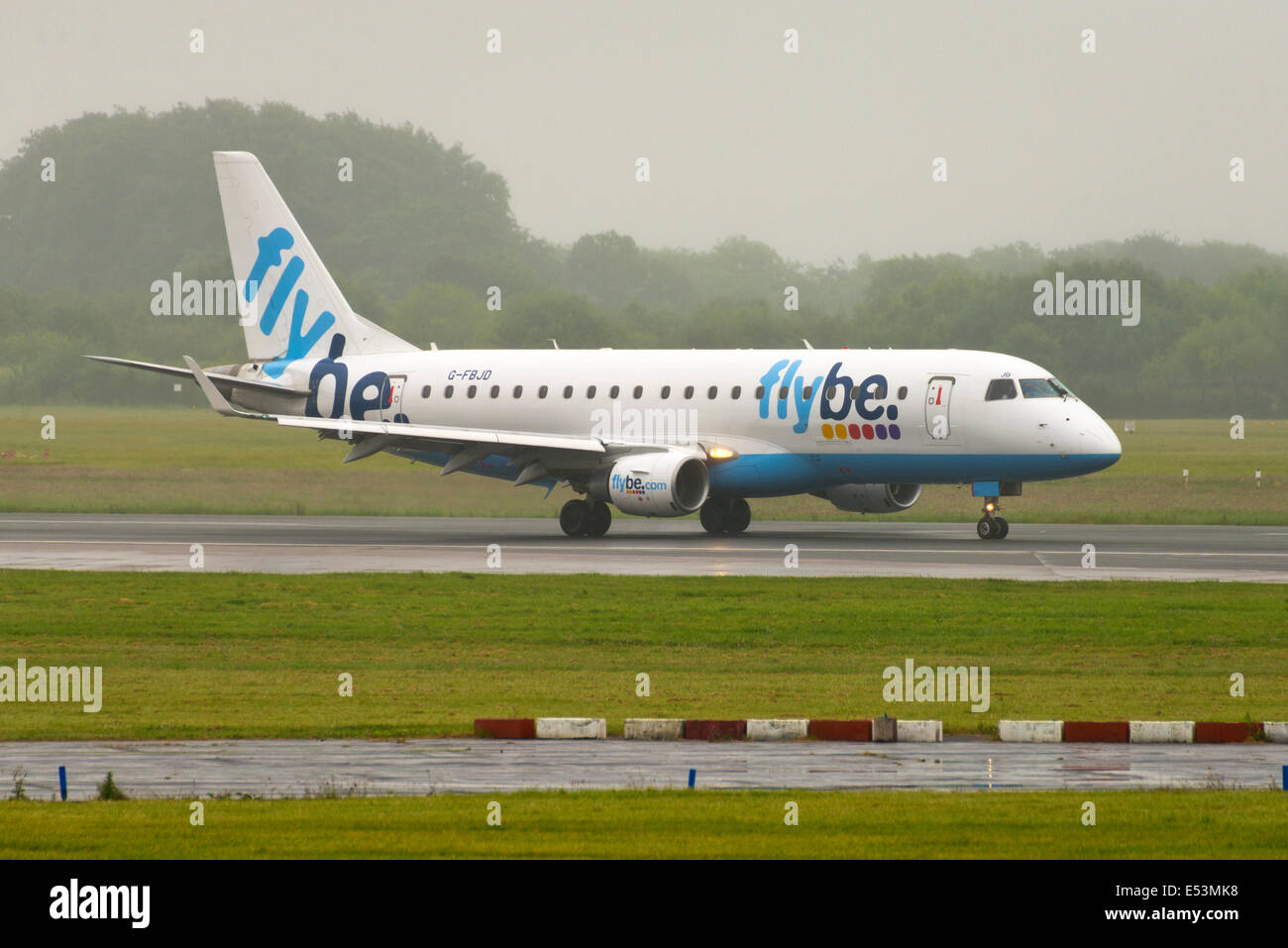 L'aéroport de Manchester en pluie et brouillard arrivées et départs Banque D'Images