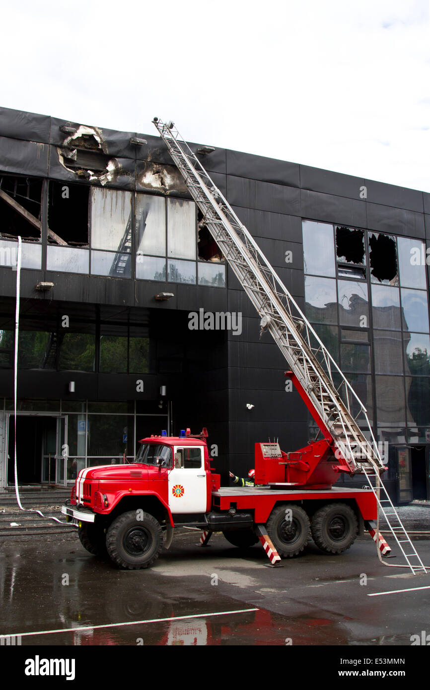 Conséquences d'un incendie dans un complexe sportif de Droujba dans la ville de Donetsk lors d'une confrontation militaire Banque D'Images