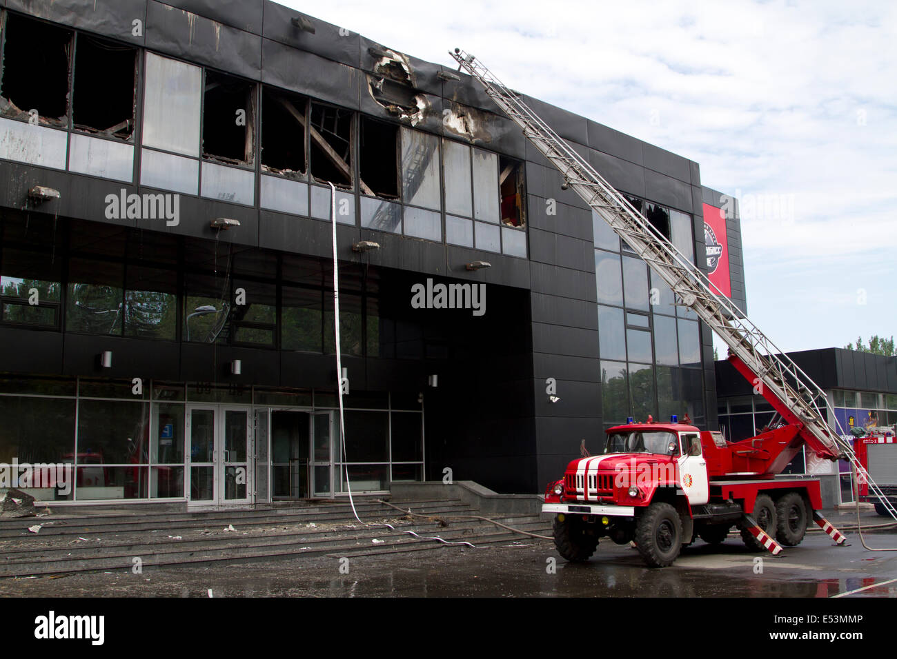 Camion à incendie près du complexe sportif Donbass après l'incendie au cours d'une confrontation militaire en Ukraine Banque D'Images