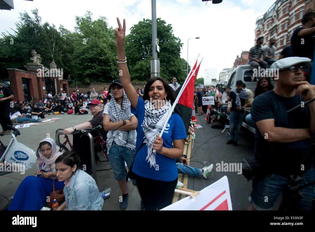 London UK. 19 juillet 2014. Des milliers ont pris part à une manifestation devant l'ambassade d'Israël à Londres pour soutenir le peuple palestinien et contre des frappes militaires israéliennes à Gaza Crédit : amer ghazzal/Alamy Live News Banque D'Images