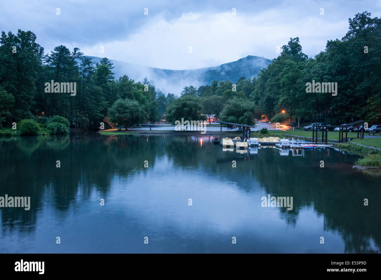 Hanging brume et nuages lourds s'installer sur le Nord de la Géorgie, à Parc d'état de Vogel près de Blairsville, Georgia, USA. Banque D'Images