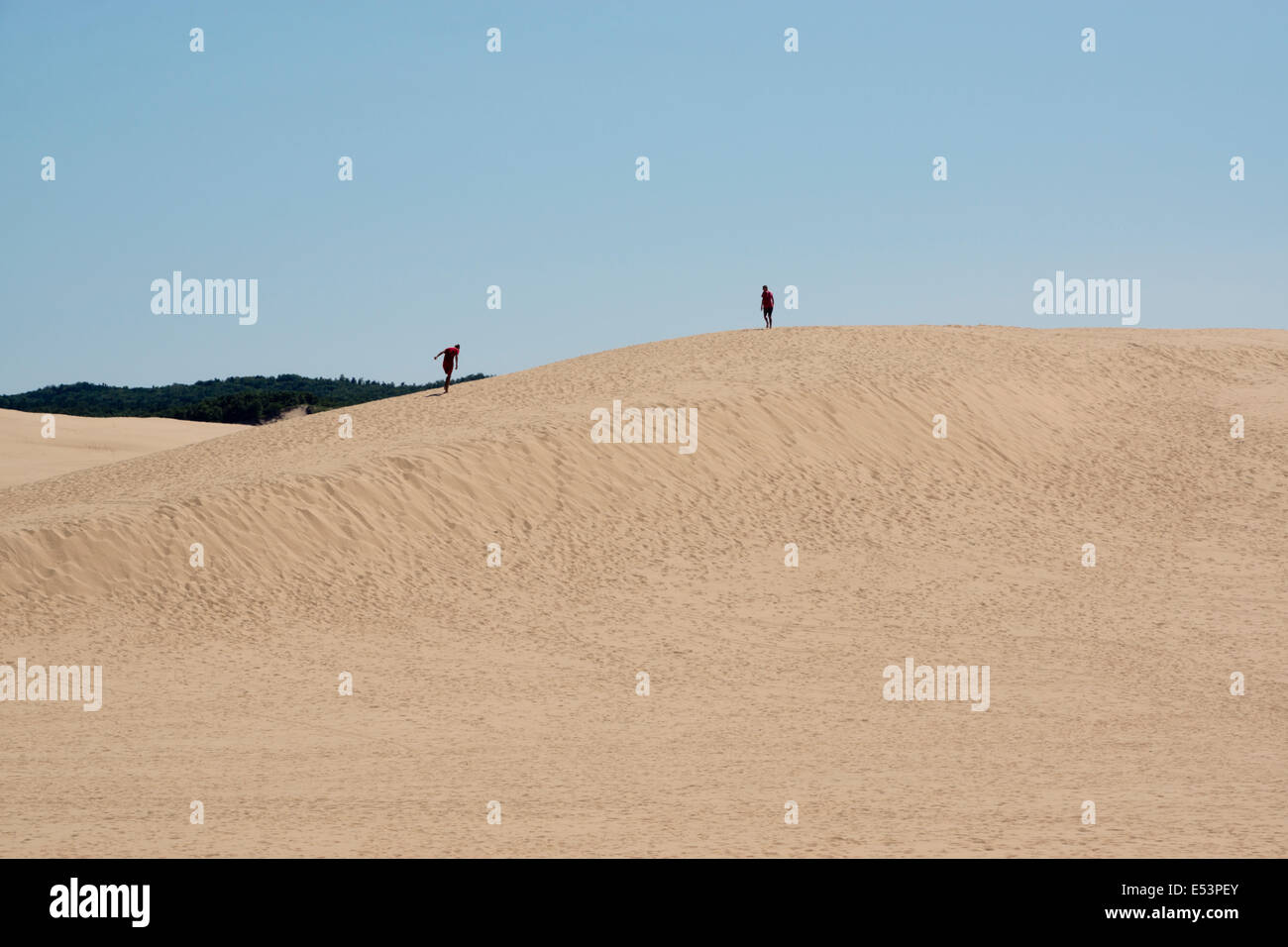 Adolescents en haut d'une dune de sable à Silver Lake, MI Banque D'Images