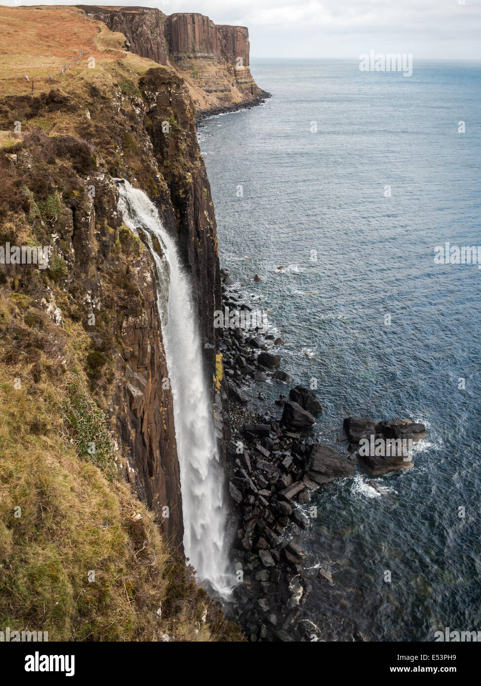 Kilt Rock chute d'écraser dans la mer depuis les falaises de Totternish péninsule dans l'île de Skye Banque D'Images