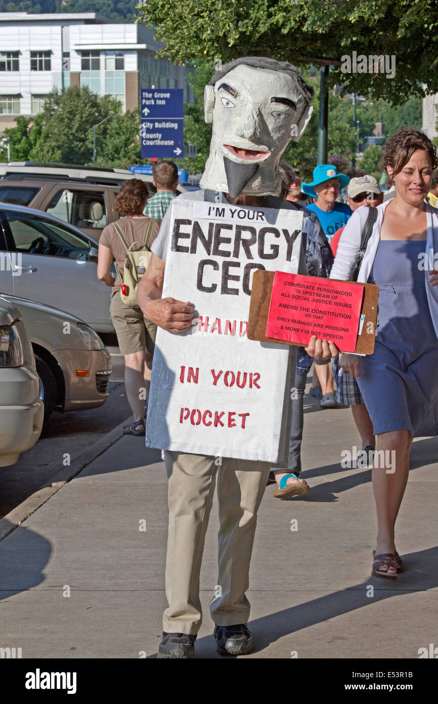 ASHEVILLE, CAROLINE DU NORD, USA - 5 août 2013 : l'homme en costume politique manifestations & corporate corruption morale au rassemblement lundi Banque D'Images