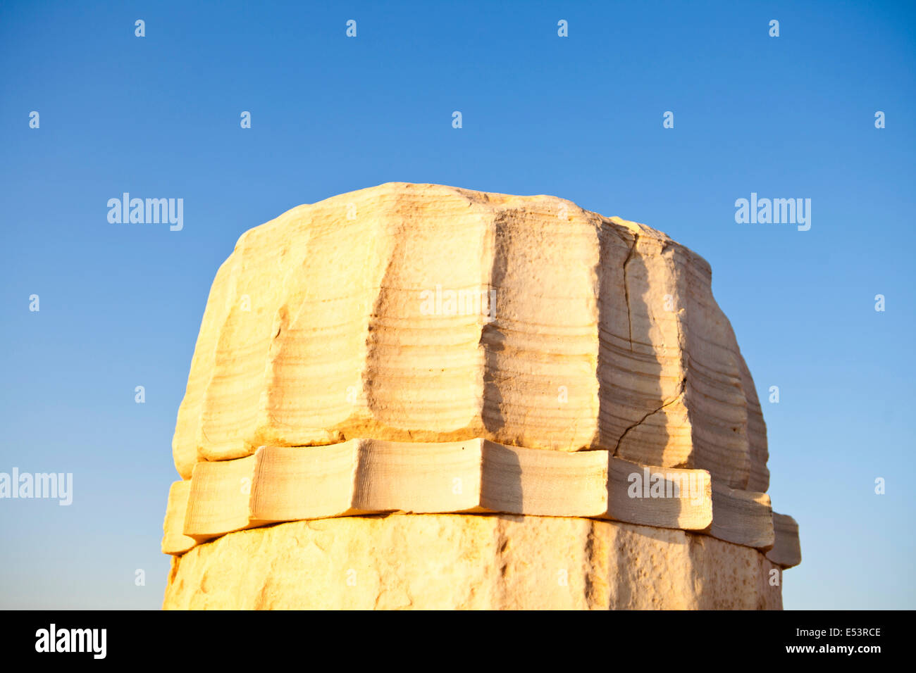 La colonne au coucher du soleil. Close up d'une colonne au Temple de Poséidon à Sounion Banque D'Images