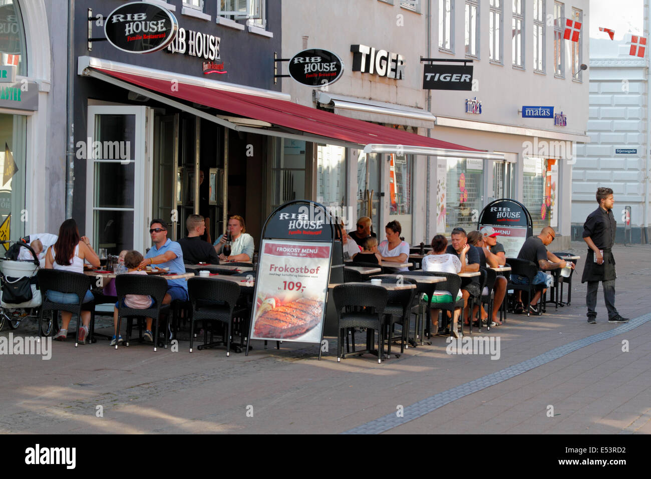 Restaurant Rib House sur Stengade à Elsinore / Helsingør en fin d'été après-midi. Hygge danois. Banque D'Images