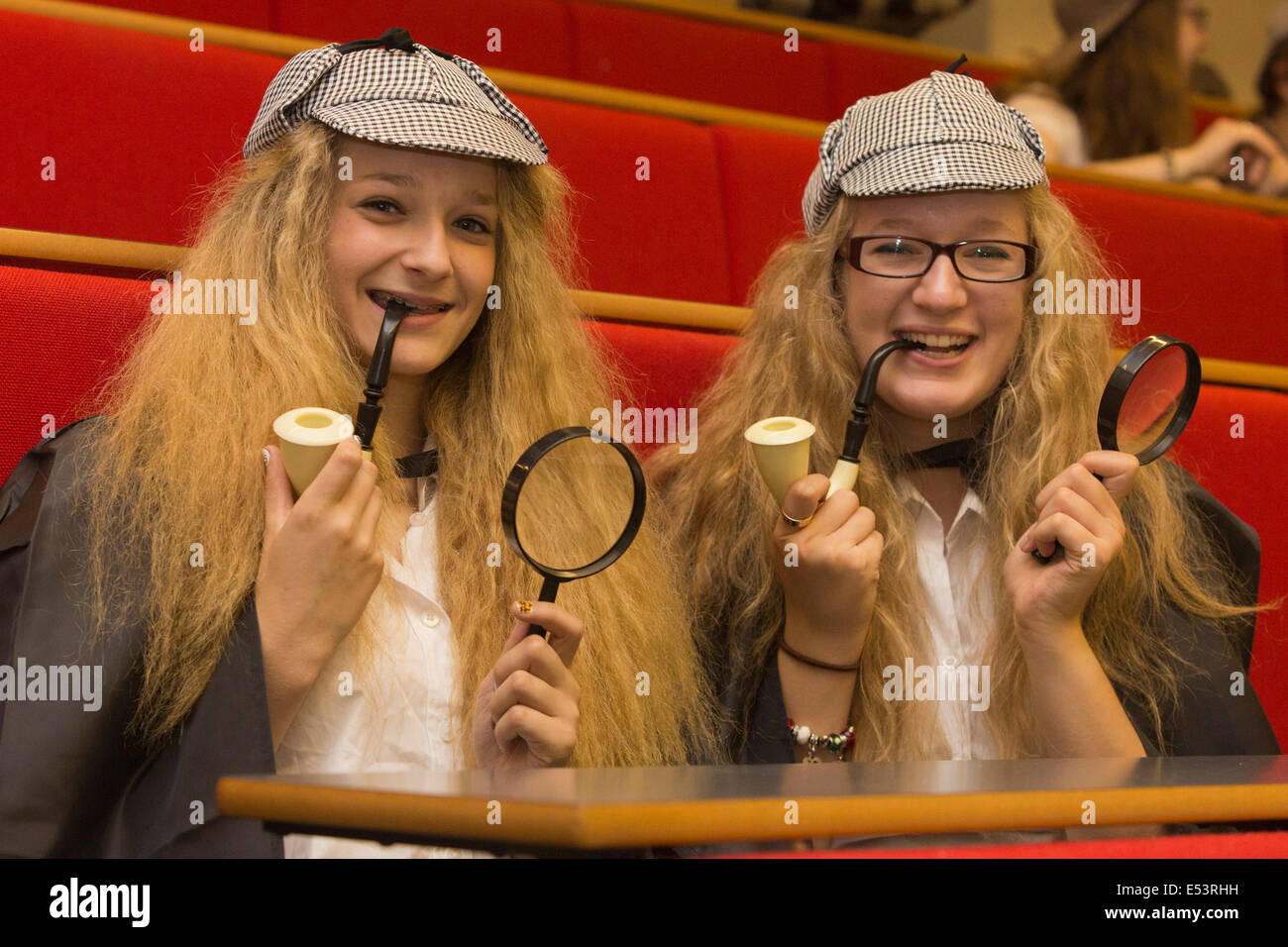 Des dizaines de fans habillé comme Sherlock Holmes créé par Sir Arthur Conan Doyle dans une tentative de record du monde Guinness de Londres. Banque D'Images