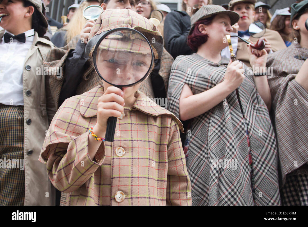 Des dizaines de fans habillé comme Sherlock Holmes créé par Sir Arthur Conan Doyle dans une tentative de record du monde Guinness de Londres. Banque D'Images