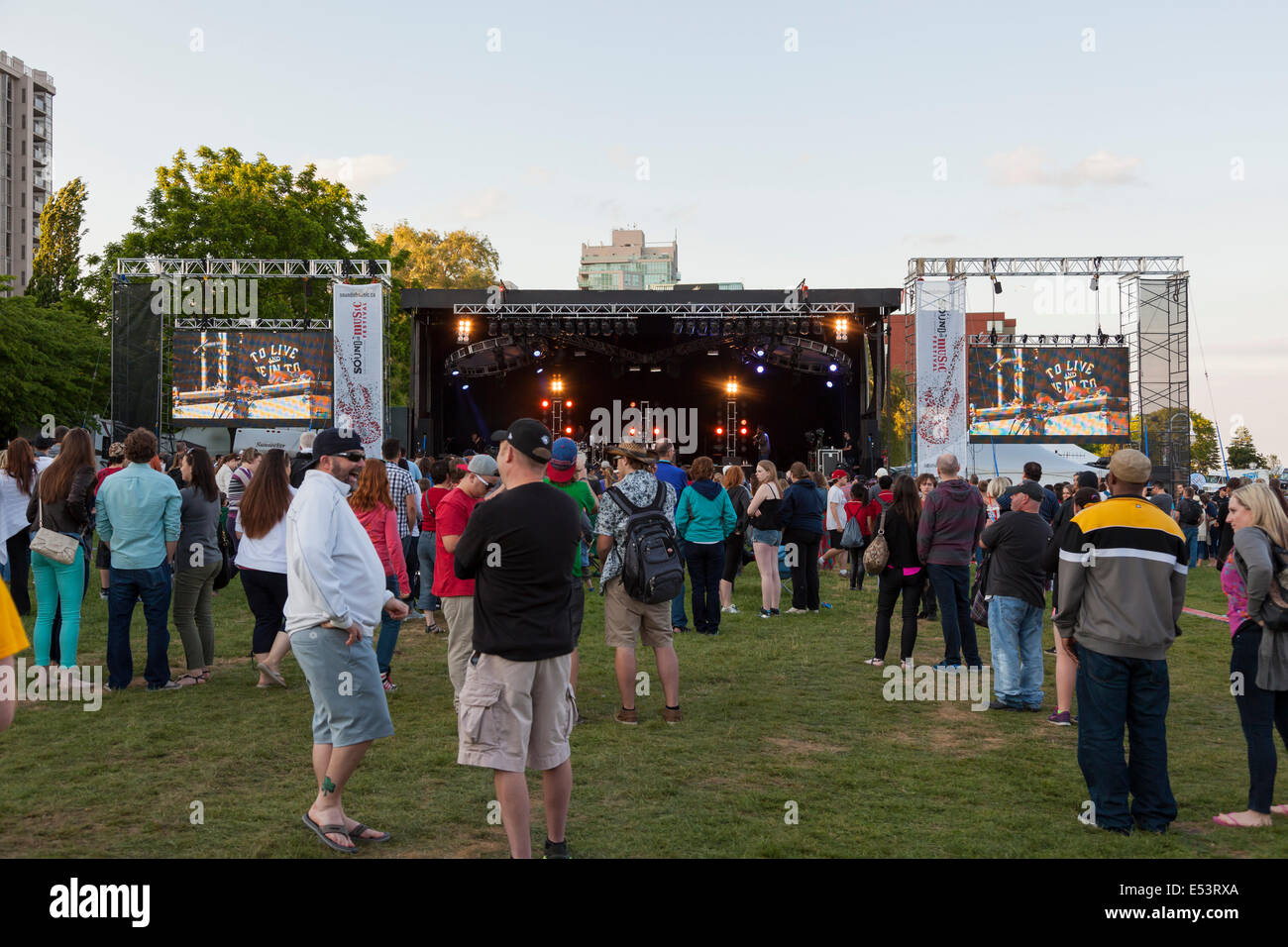 Une petite foule regardant la bande 'Half Life' à la 'Sound of Music Festival' à Spencer Smith Park à Burlington, Ont. Banque D'Images