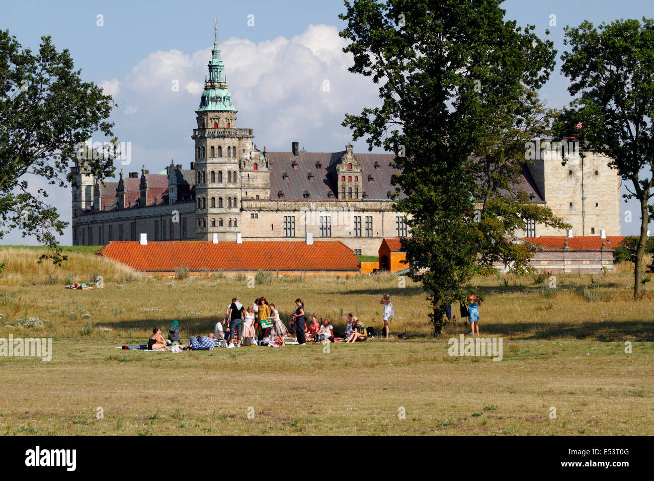 Les pelouses verdoyantes autour du château de Kronborg à Elsinore, Helsingør, Danemark, dans un après-midi chaud et ensoleillé en été. Zones populaires pour les loisirs et les pique-niques. Banque D'Images
