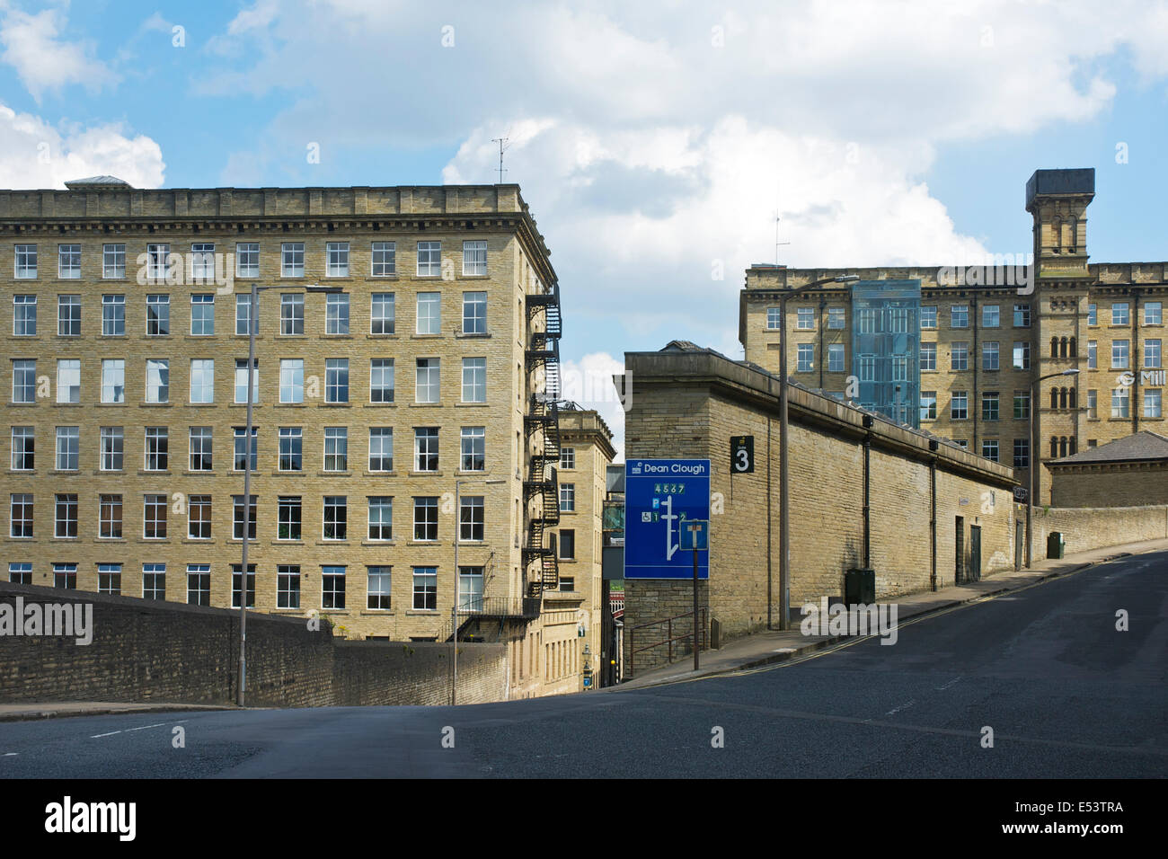 Le complexe du Moulin Dean Clough, Halifax, West Yorkshire, England UK Banque D'Images