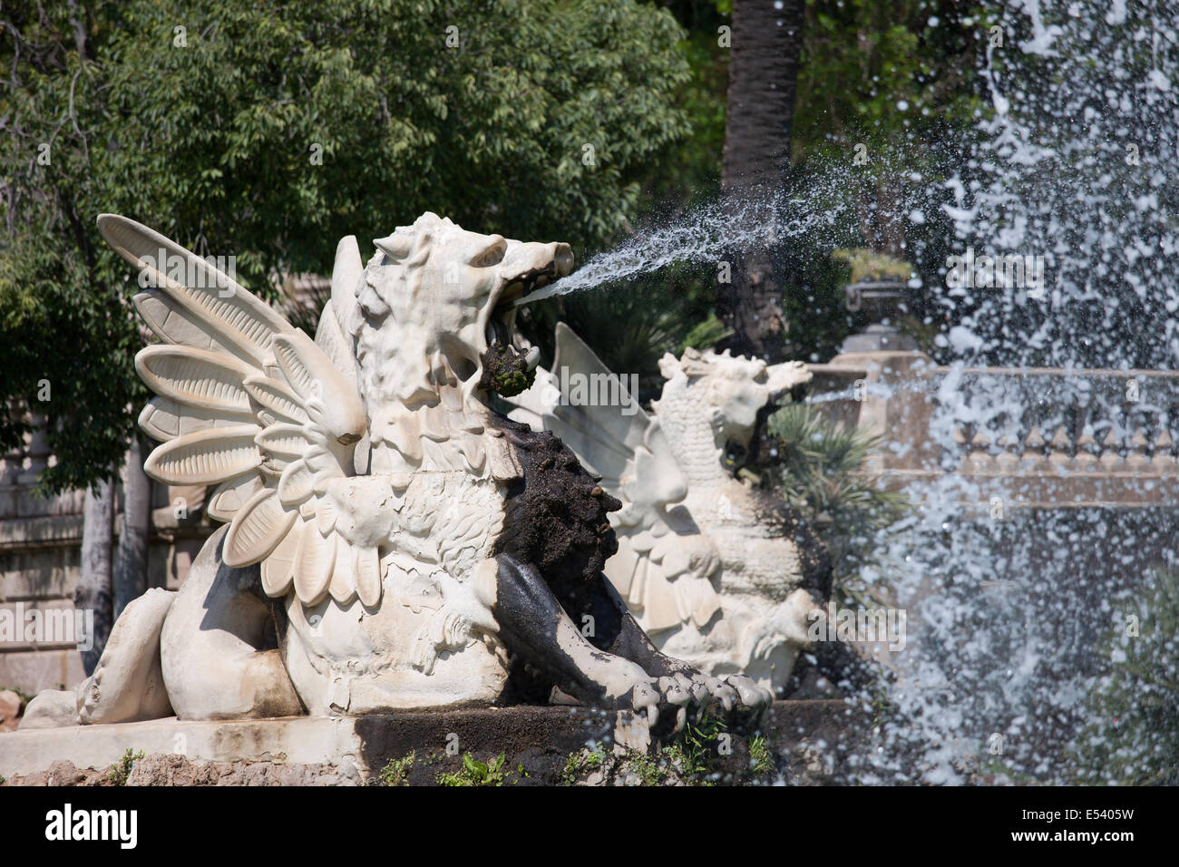 Lions ailés fontaines splash au Parc de la Ciutadella à Barcelone, Catalogne, Espagne. Banque D'Images