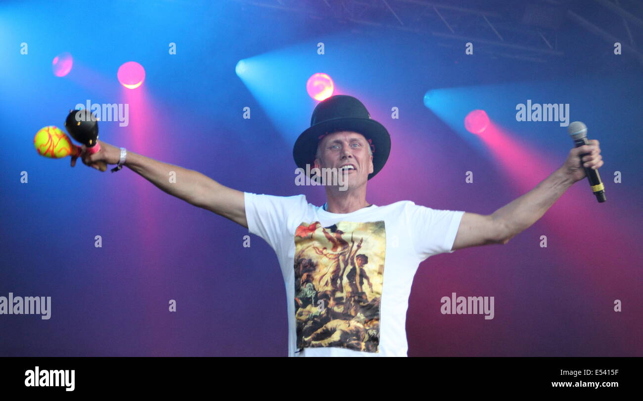 , Nottingham East Midlands, Royaume-Uni. 19 juillet 2014. 'Bez', Mark (Berry), secoue la maracas qu'il effectue avec les Happy Mondays à Wollaton Hall's Splendor Festival. Banque D'Images