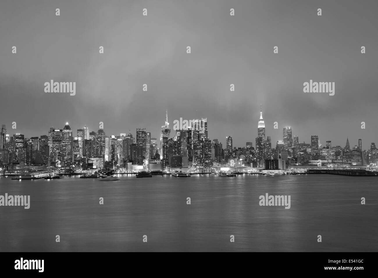 New York City Manhattan skyline le soir avec vue panoramique sur la Rivière Hudson Banque D'Images