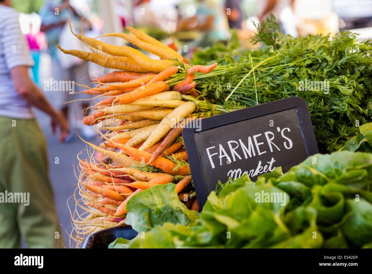 Produits frais biologiques en vente sur le marché agricole local. Banque D'Images