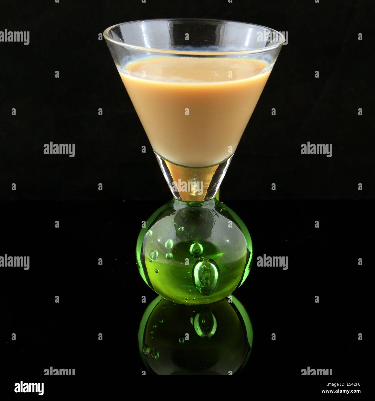 Un petit verre avec de délicieux boisson à la crème irlandaise Banque D'Images