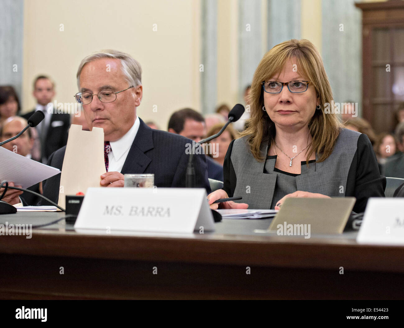 General Motors Mary Barra et l'avocat général de l'entreprise Michael Millikin témoigner lors d'une audience du Sénat sur la crise de la sécurité de l'interrupteur d'allumage GM et de rappel le 17 juillet 2014, à Washington, DC. Banque D'Images