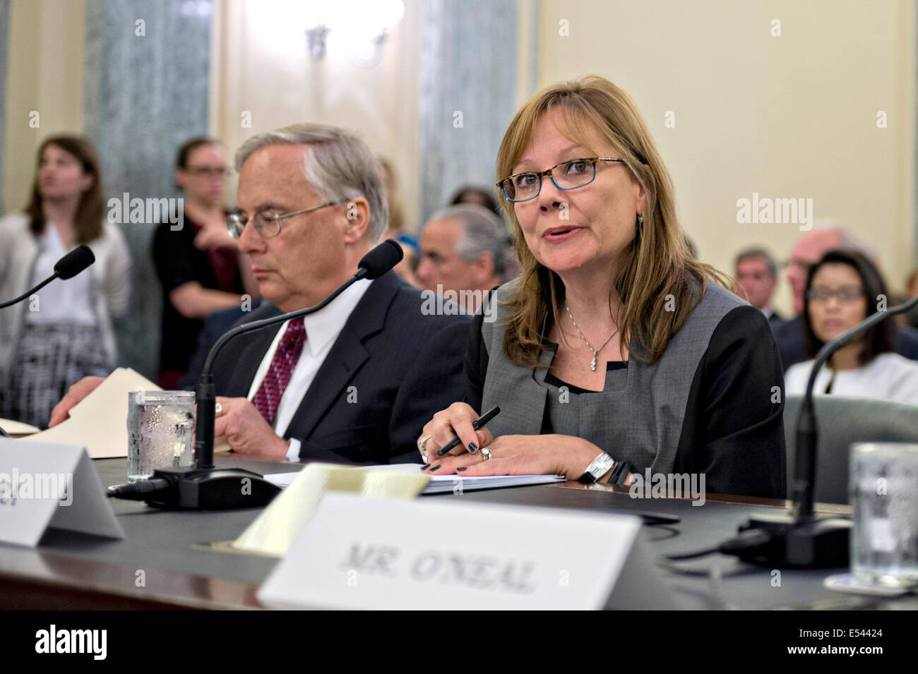 General Motors Mary Barra et l'avocat général de l'entreprise Michael Millikin témoigner lors d'une audience du Sénat sur la crise de la sécurité de l'interrupteur d'allumage GM et de rappel le 17 juillet 2014, à Washington, DC. Banque D'Images