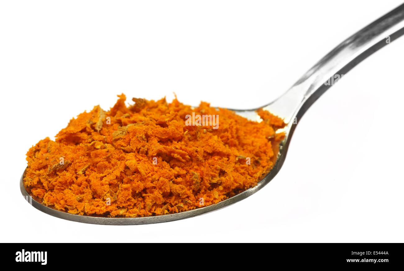 Le curcuma râpé sur cuillère en argent Banque D'Images
