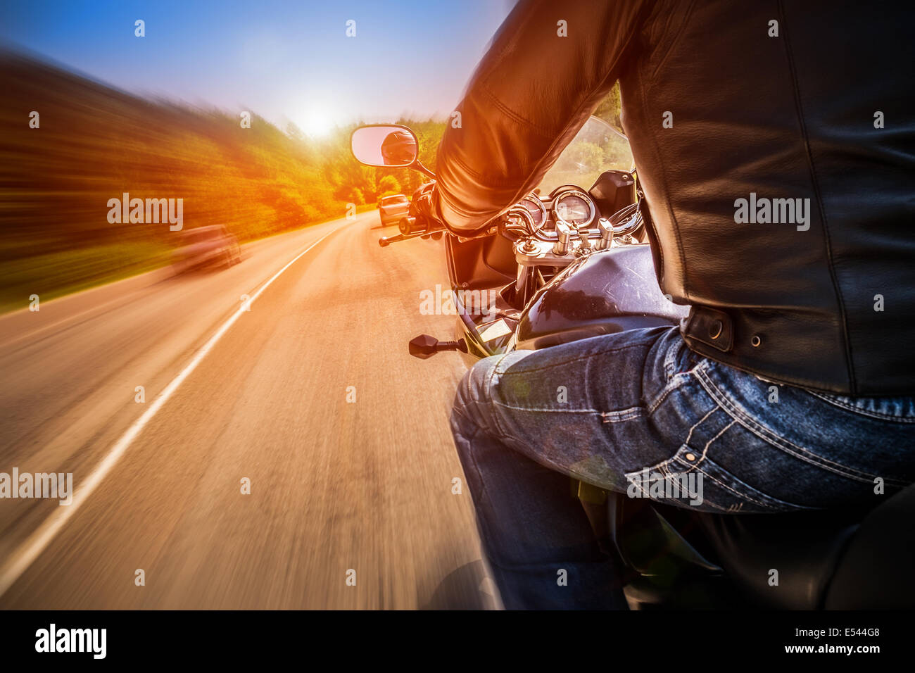 La conduite d'une moto motard rides le long de la route asphaltée. Banque D'Images