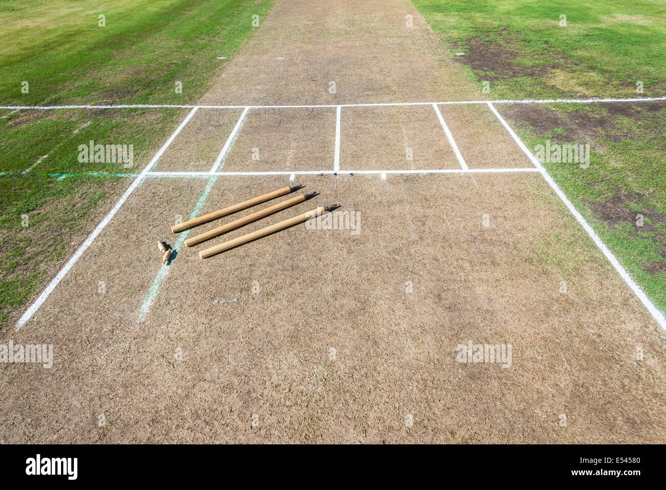 Surface terrain de cricket wickets en bois de champ et passants prêt pour jeu Banque D'Images