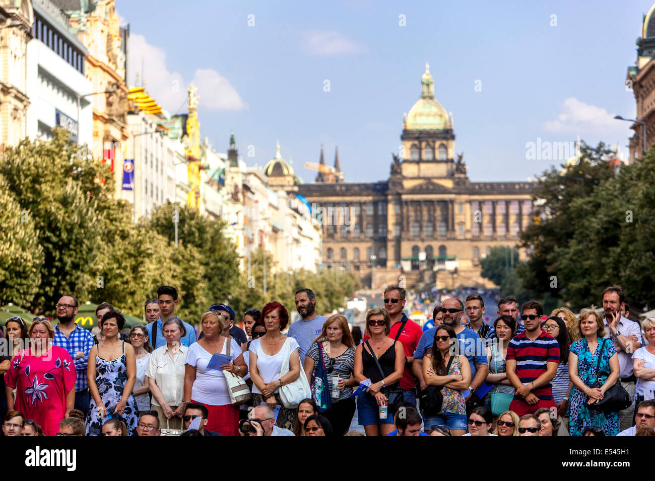 Des foules de gens, Groupe de touristes sur la place Venceslas de Prague. Musée national République tchèque Banque D'Images