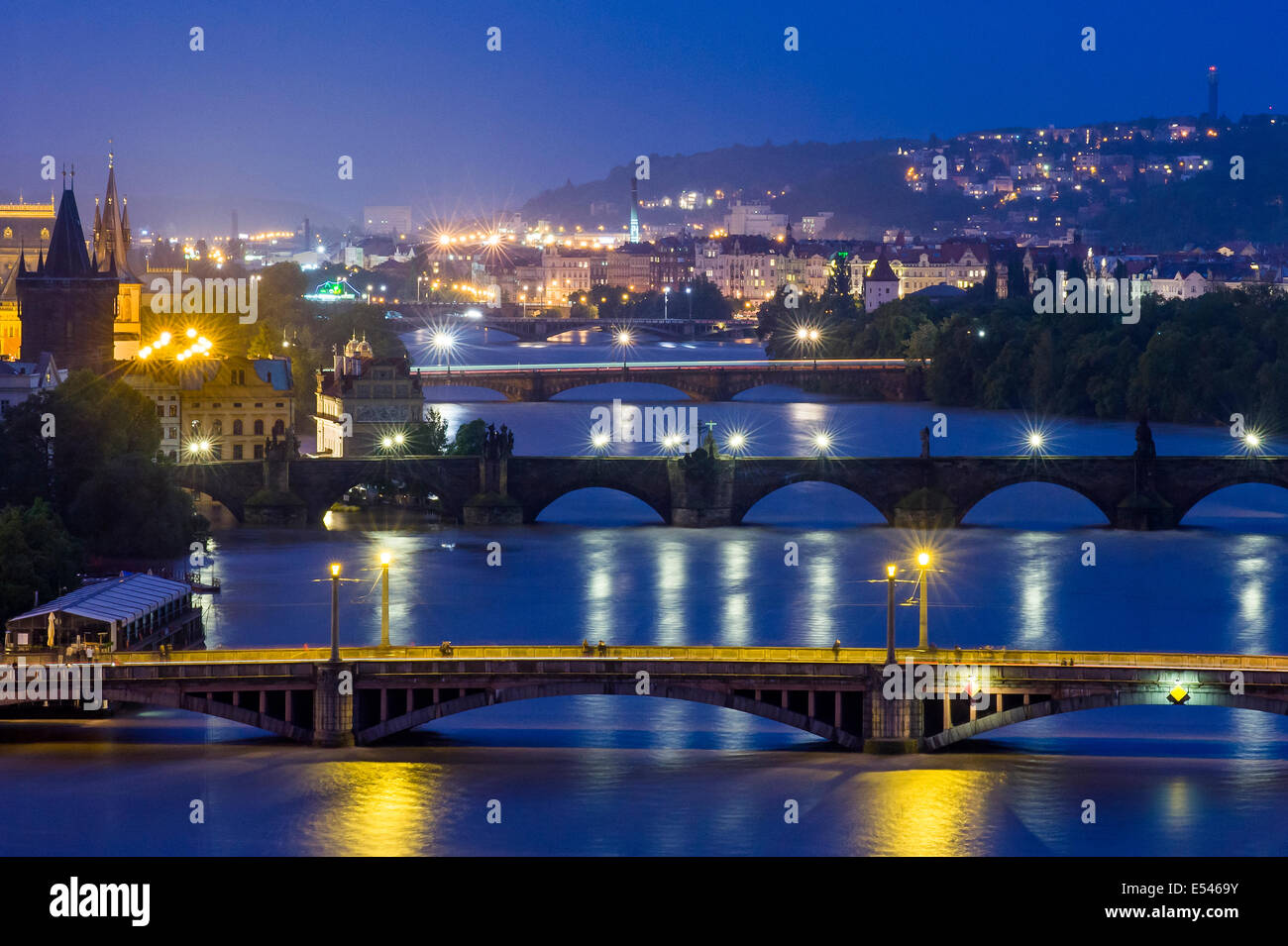 Ponts de Prague pendant les inondations 2013 Banque D'Images