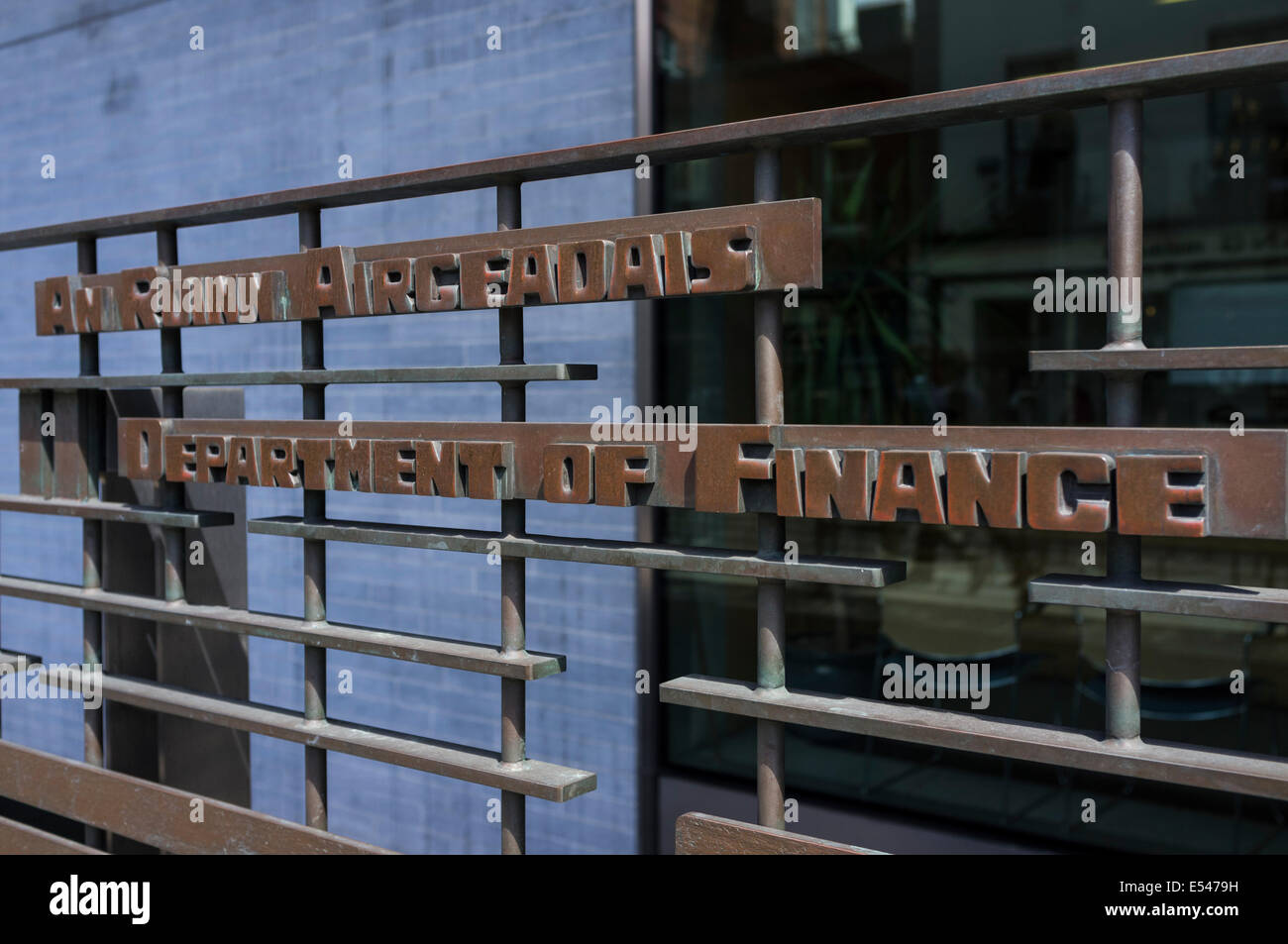 Nom sur le ministère irlandais des Finances immeuble sur Merrion Row, Dublin, Irlande. Banque D'Images