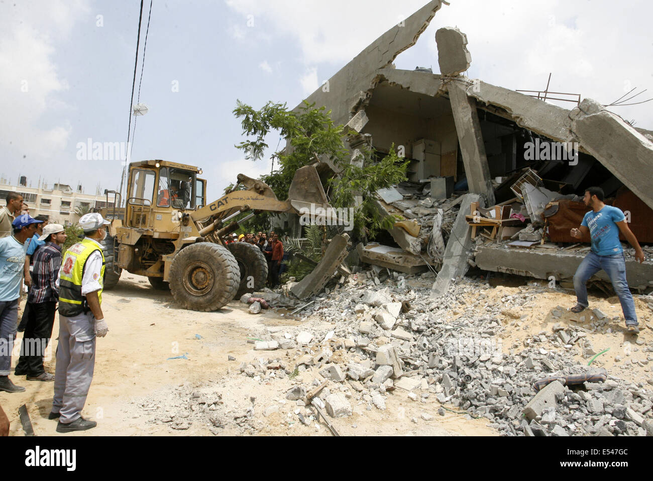 Gaza, bande de Gaza, Territoires palestiniens. 20 juillet, 2014. Les travailleurs de sauvetage recherche de survivants sous les décombres d'une maison après une frappe aérienne israélienne sur Khan Younis dans le sud de la bande de Gaza le 20 juillet 2014. Le nombre de morts à Gaza, Israël a adopté 400 enfoncé sa plus grande offensive dans l'enclave déchirée par la guerre en cinq ans, les responsables de la santé palestinien a dit. Photo par Abed Rahim Khatib/NurPhoto Crédit : Abed Rahim Khatib/NurPhoto/ZUMA/Alamy Fil Live News Banque D'Images