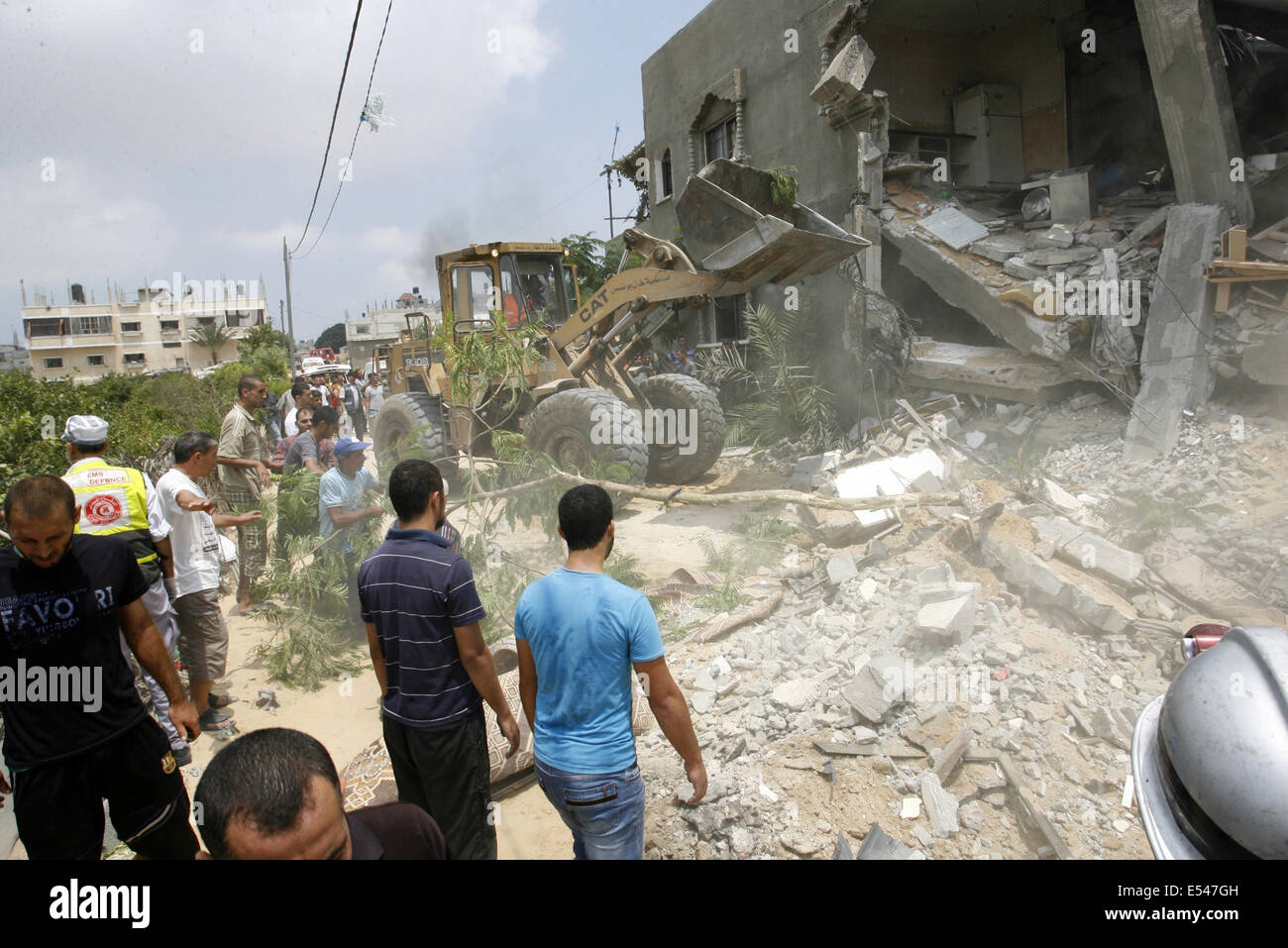 Gaza, bande de Gaza, Territoires palestiniens. 20 juillet, 2014. Les travailleurs de sauvetage recherche de survivants sous les décombres d'une maison après une frappe aérienne israélienne sur Khan Younis dans le sud de la bande de Gaza le 20 juillet 2014. Le nombre de morts à Gaza, Israël a adopté 400 enfoncé sa plus grande offensive dans l'enclave déchirée par la guerre en cinq ans, les responsables de la santé palestinien a dit. Photo par Abed Rahim Khatib/NurPhoto Crédit : Abed Rahim Khatib/NurPhoto/ZUMA/Alamy Fil Live News Banque D'Images