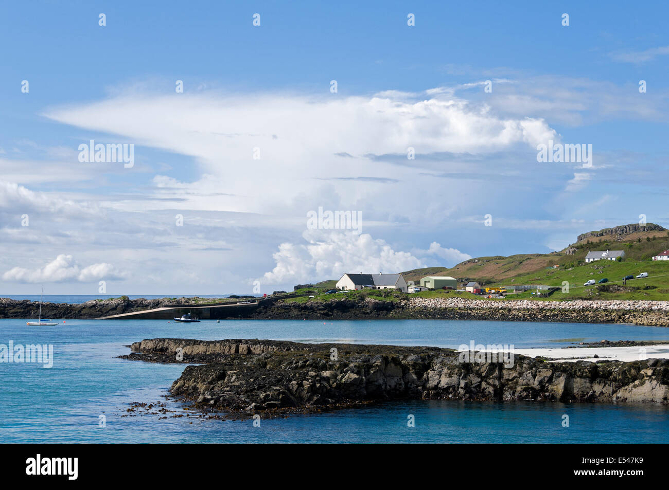 Cumulonimbus vu depuis le ferry à Galmisdale Bay, à l'île de Eigg, Ecosse, Royaume-Uni. Banque D'Images