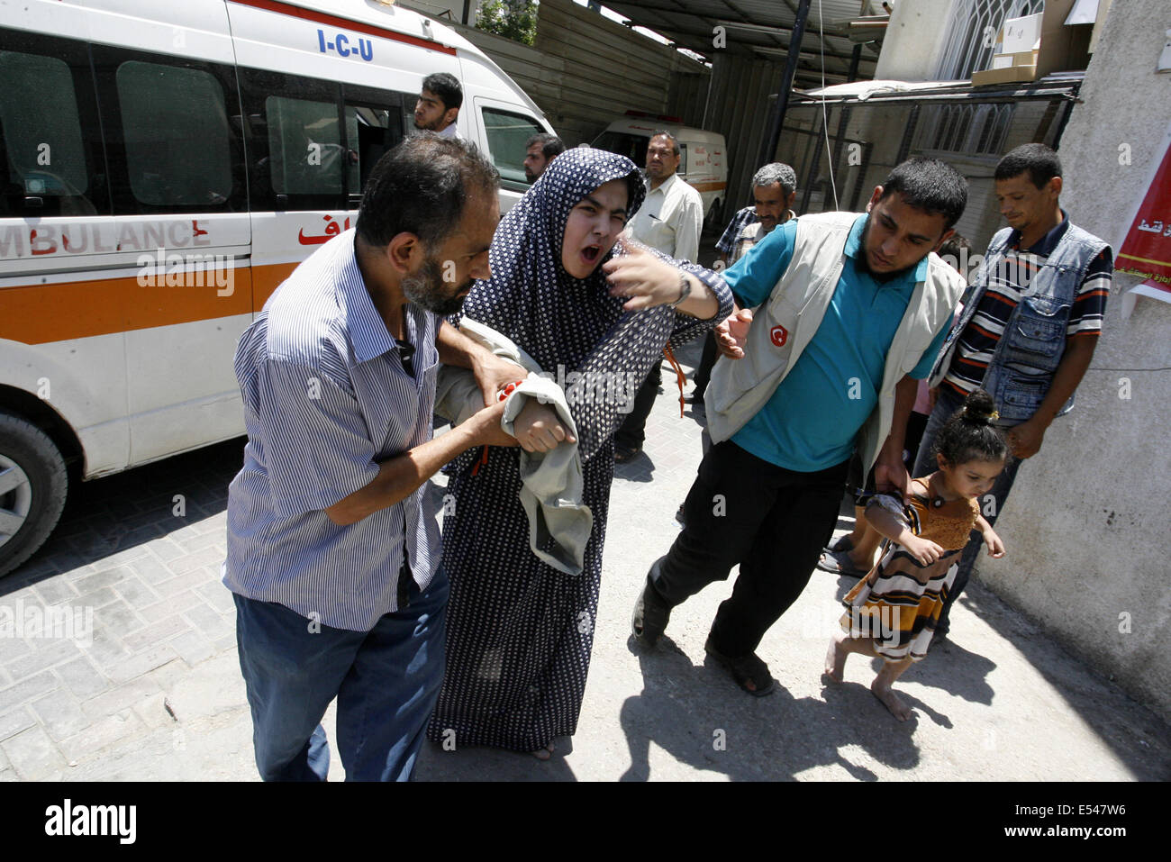 Gaza, bande de Gaza, Territoires palestiniens. 20 juillet, 2014. Une femme palestinienne est aidé d'une ambulance qu'elle arrive à al-Najar l'hôpital à la suite d'un raid aérien israélien à Rafah, dans le sud de la bande de Gaza, le 20 juillet 2014. Le nombre de morts à Gaza, Israël a adopté 400 enfoncé sa plus grande offensive dans l'enclave en cinq ans, les responsables de la santé palestinien a dit. Photo par Abed Rahim Khatib/NurPhoto Crédit : Abed Rahim Khatib/NurPhoto/ZUMA/Alamy Fil Live News Banque D'Images