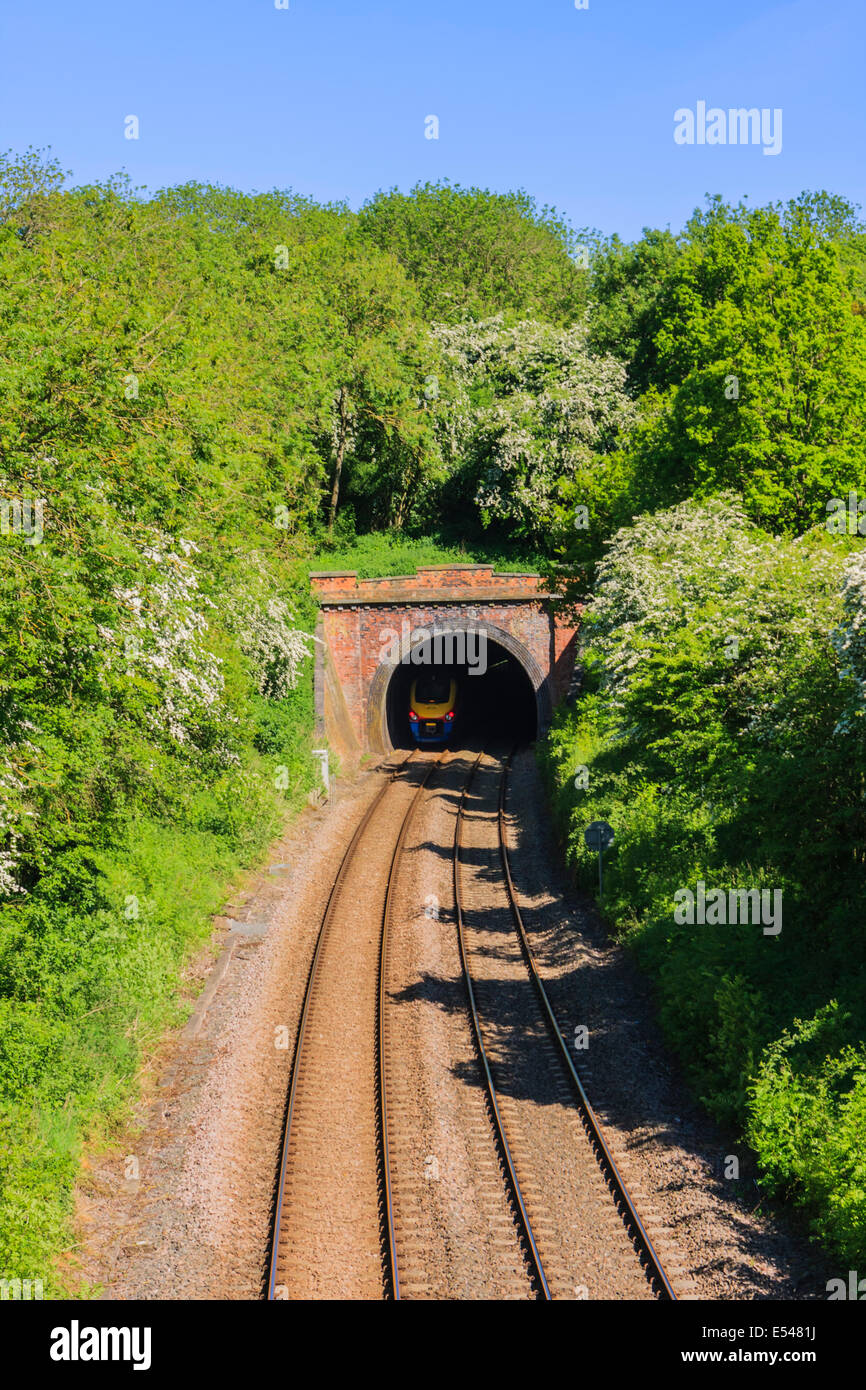 East Midland Trains class 222 locomotive Meridian entrant dans le tunnel de l'Escadre qui voyagent entre Corby et Rutland Oakham UK Banque D'Images