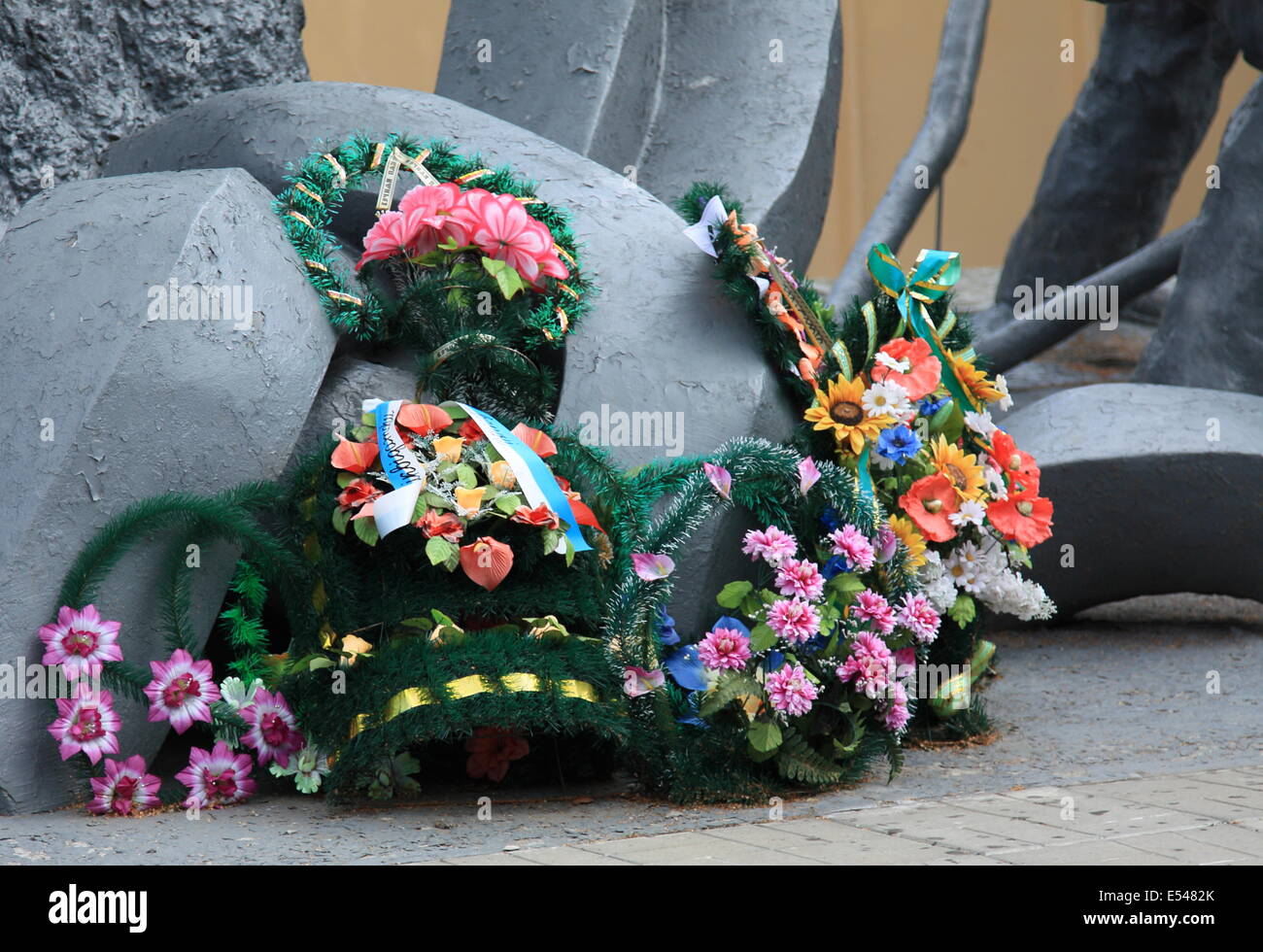 Fleurs placées au mémorial aux pompiers qui ont été tués après avoir répondu à la catastrophe de Tchernobyl. Banque D'Images