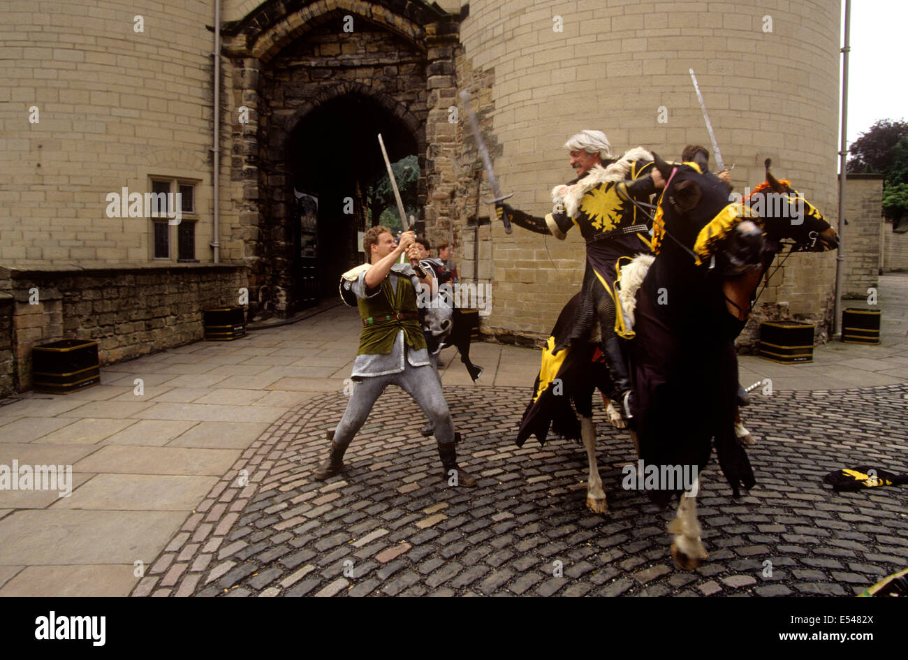 Royaume-uni, Angleterre, Nottingham, shérif de Nottingham's men joué par les acteurs extérieurs à l'épée le château de Nottingham Banque D'Images