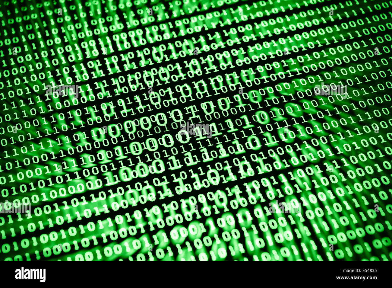 Photographie - des données binaires sur un écran d'ordinateur l'écran - les données, les communications, la sécurité, l'informatique et les concepts de cryptage etc Banque D'Images